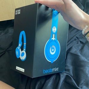 Neon Blue Beats Mixr limited edition